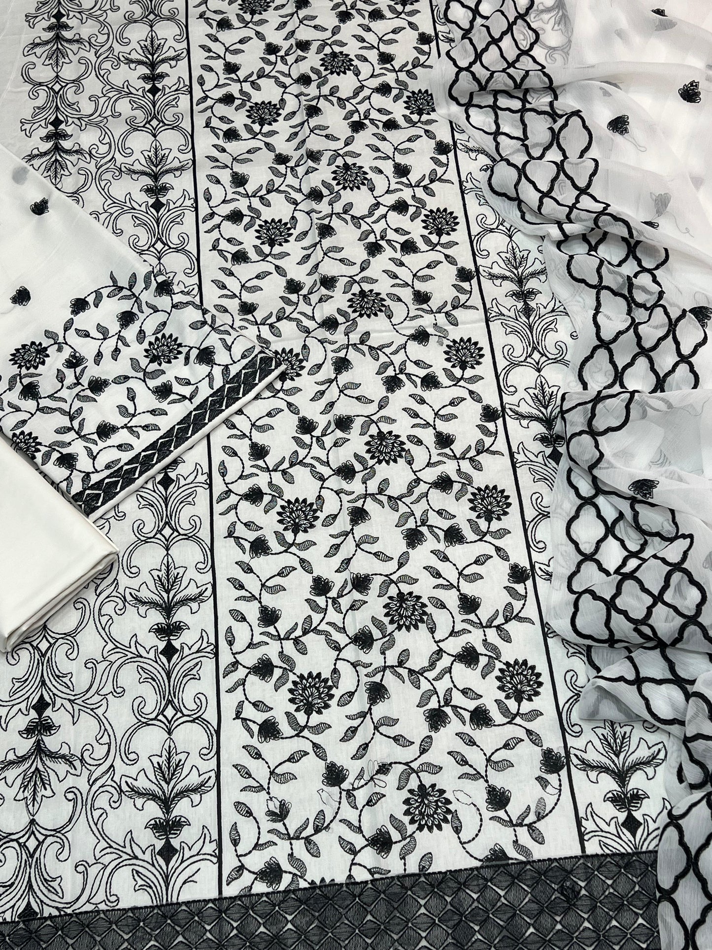 BAREEZE | LAWN 3 PIECE UNSTICHED FULL HEAVY EMB SUIT FOR SUMMER 2025