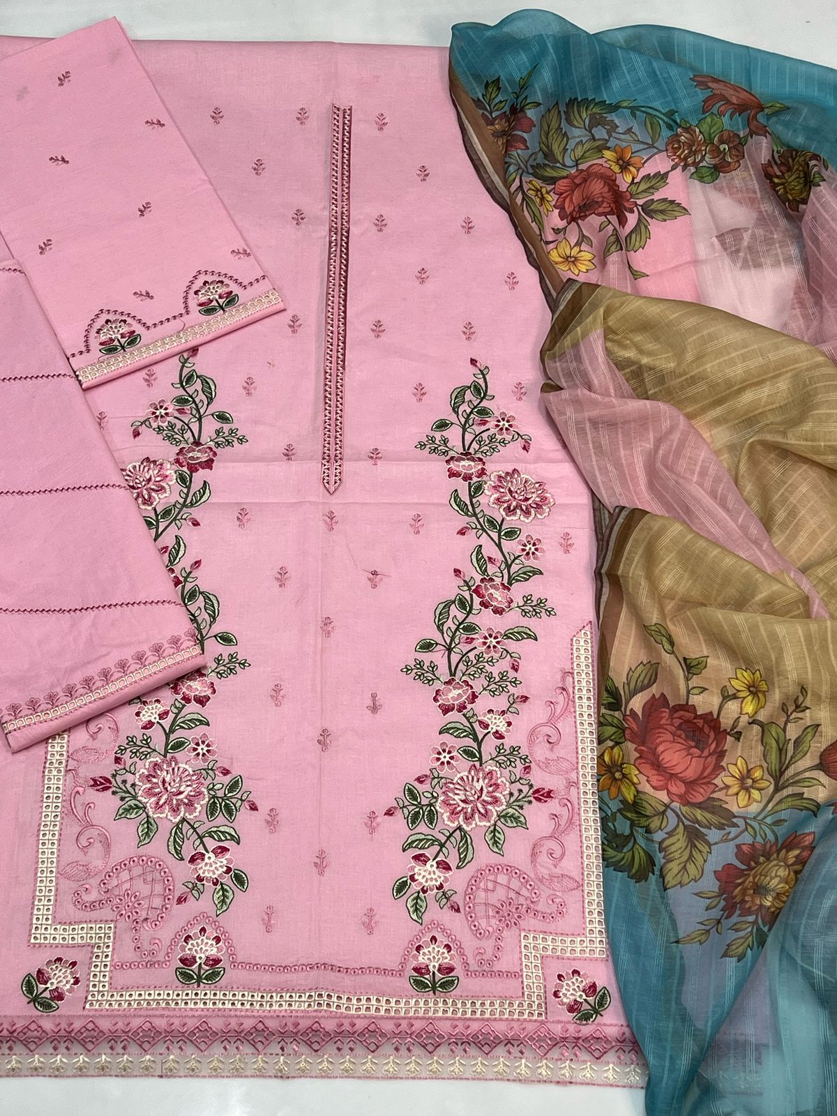 ZARA SHAHJAHAN | LAWN 3 PIECE UNSTICHED FULL HEAVY EMB SUIT FOR SUMMER 2025