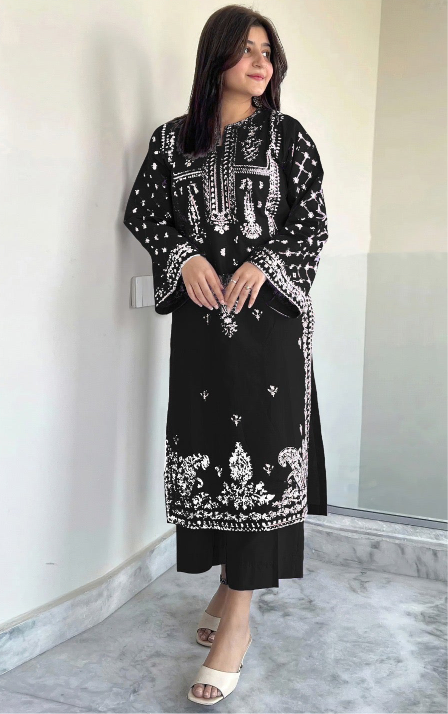 UMZAY| LAWN 2 PC FULL HEAVY EMB SUIT FOR SUMMER 2026 BOTEL BLACK
